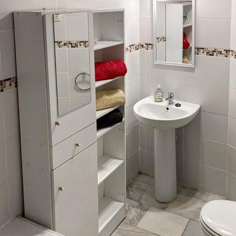 2 Bedroom Lovely Apartment In Estepona - Apartamento de 2 dormitorios - 11