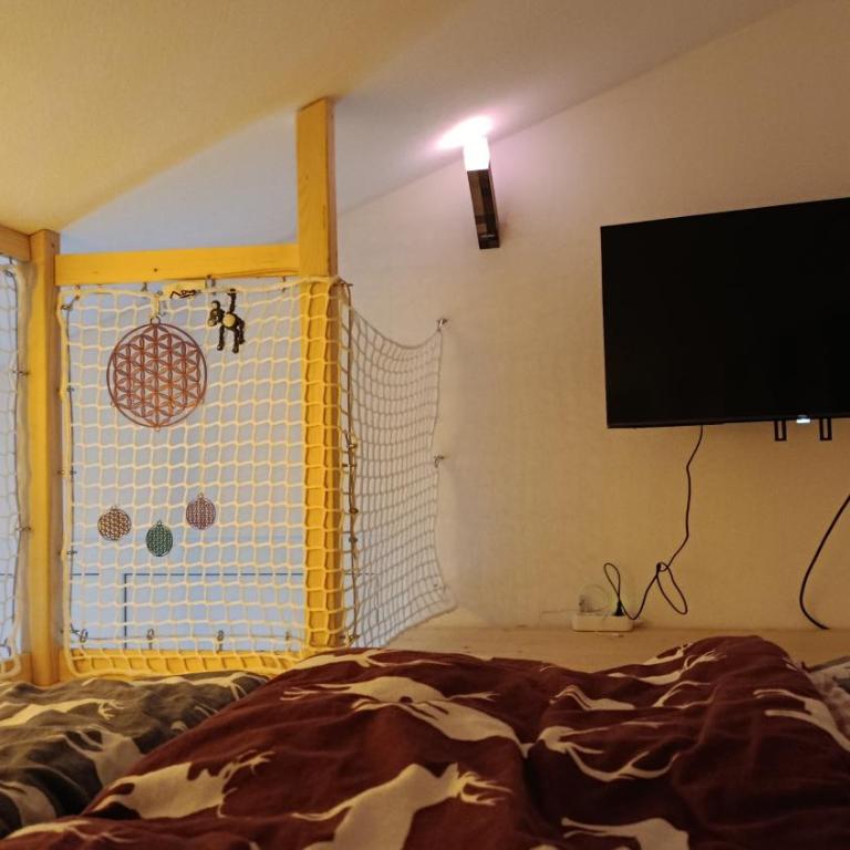 Familienauszeit in Hirschs Dachstüberl mit 2,4m breitem Familienbett, Spiel- und Schlafgalerie für Kinder, aktivCard, Pool, Sauna und Panoramaausblick - Apartment mit 1 Schlafzimmer und Balkon - 10
