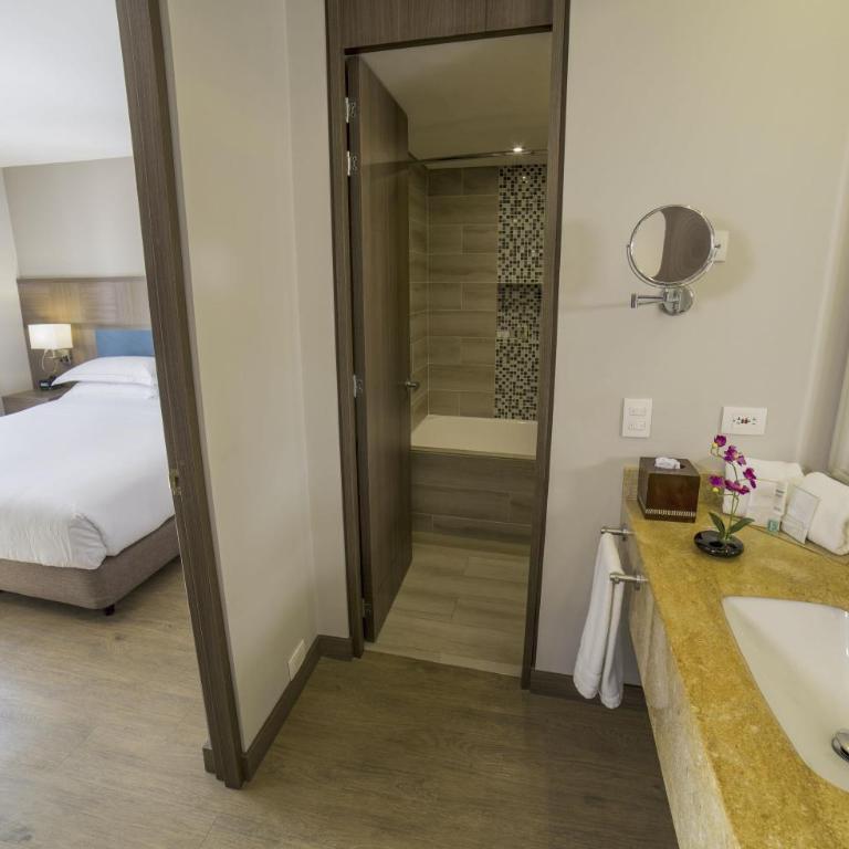 Embassy Suites by Hilton Bogotá - Rosales - Suite de 2 dormitorios para no fumadores - Cama extragrande - 16