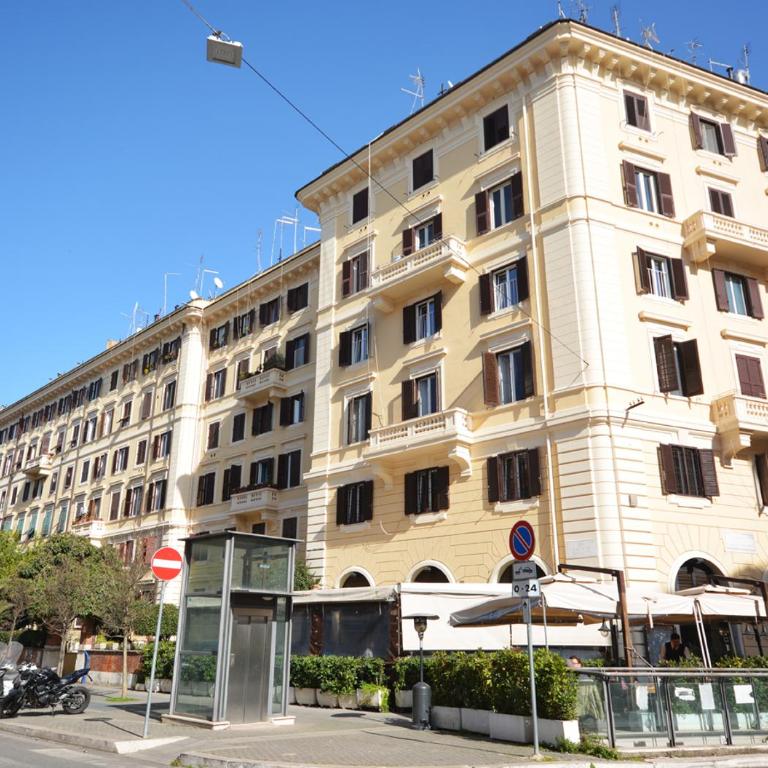 Donizetti House - Three-Bedroom Apartment - 25