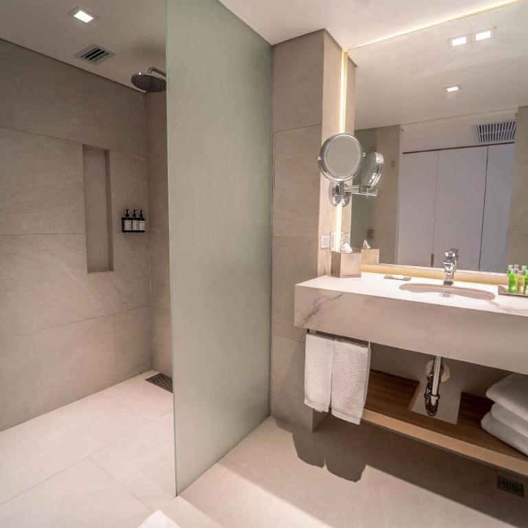Hilton Cartagena - Queen Room - Lanai City View - 1