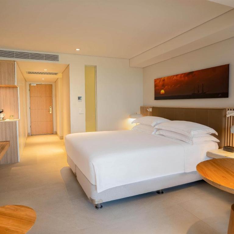 Hilton Cartagena - Queen Room - Lanai City View - 4