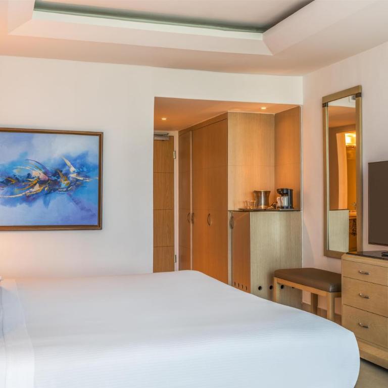 Hilton Cartagena - King Bed with City View - 4
