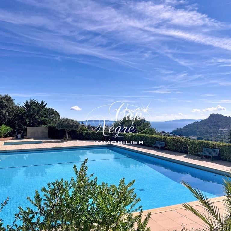 Appartement 4 personnes vue mer, résidence avec piscine à Pramousquier - Apartment with Sea View - 13