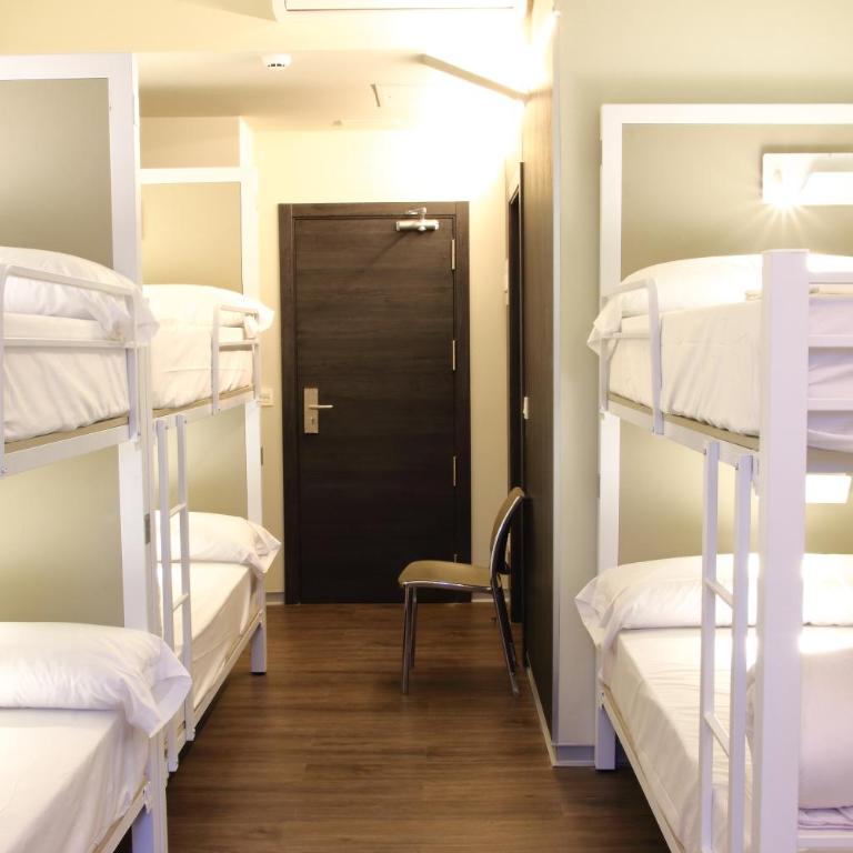 Poshtel Bilbao - Premium Hostel - Only Girls - Bunk Bed in 12-Bed Female Dormitory Room with Private Bathroom - 3