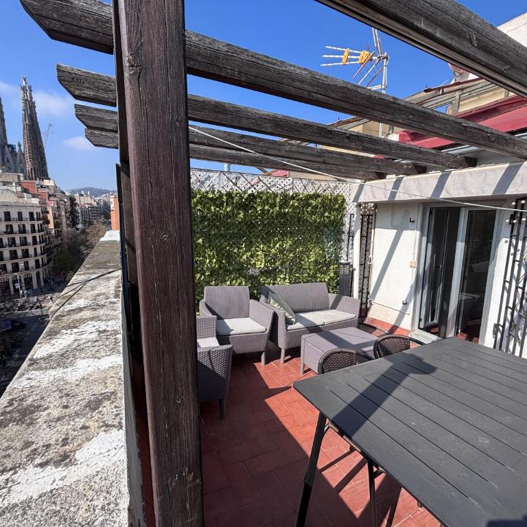 Terrace apartment with direct view to Sagrada Familia - Two-Bedroom Apartment - 1