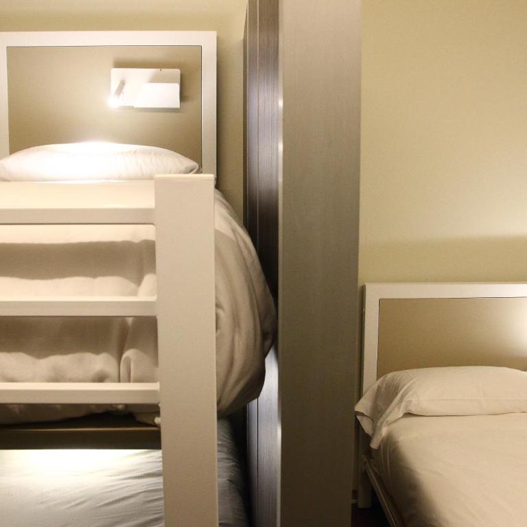 Poshtel Bilbao - Premium Hostel - Family Room with Private Bathroom - 1