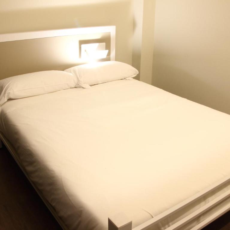Poshtel Bilbao - Premium Hostel - Family Room with Private Bathroom - 3