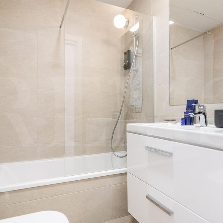 23rd Floor City Apartment with Pool & Gym REMS - Apartamento de 2 dormitorios - 23