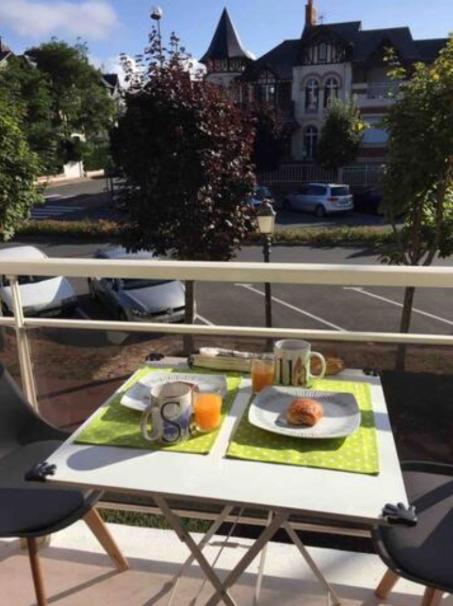DEAUVILLE Centre - Triangle d'Or - 75m2 - Parking - Lits faits - 6 personnes - Appartement 2 Chambres avec Balcon - 4