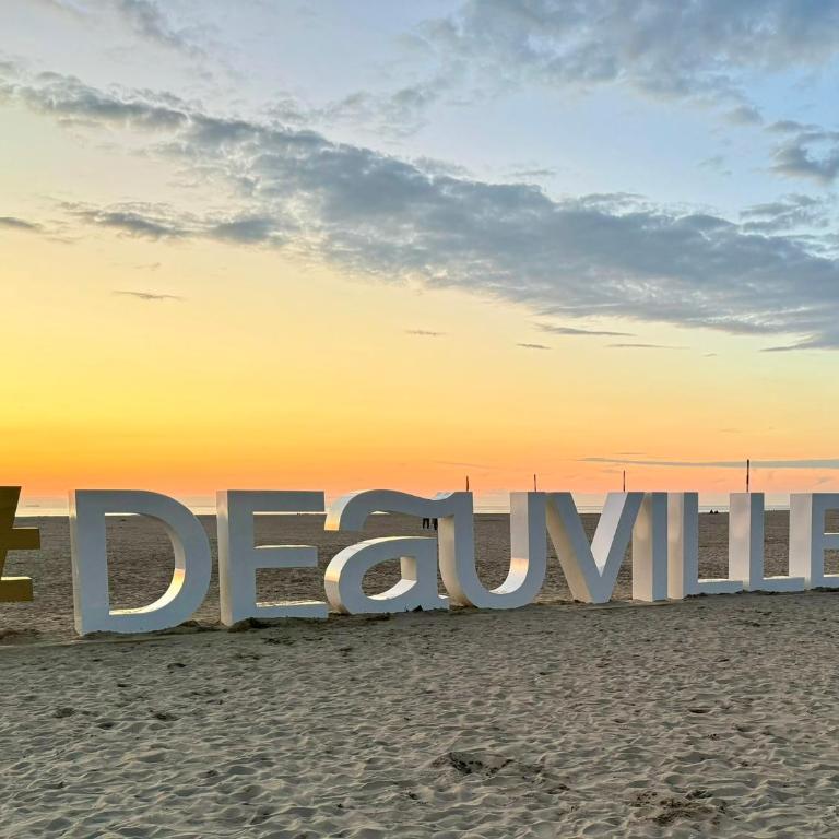 DEAUVILLE Centre - Triangle d'Or - 75m2 - Parking - Lits faits - 6 personnes - Appartement 2 Chambres avec Balcon - 20