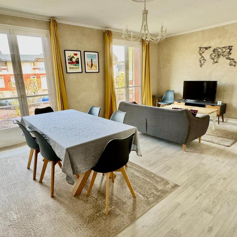 DEAUVILLE Centre - Triangle d'Or - 75m2 - Parking - Lits faits - 6 personnes - Appartement 2 Chambres avec Balcon - 37