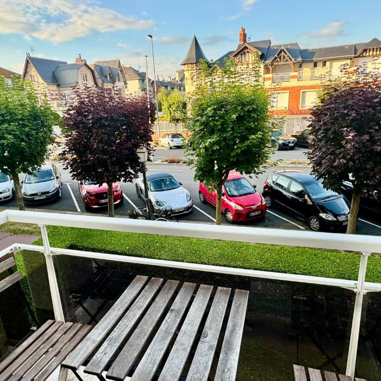 DEAUVILLE Centre - Triangle d'Or - 75m2 - Parking - Lits faits - 6 personnes - Appartement 2 Chambres avec Balcon - 44