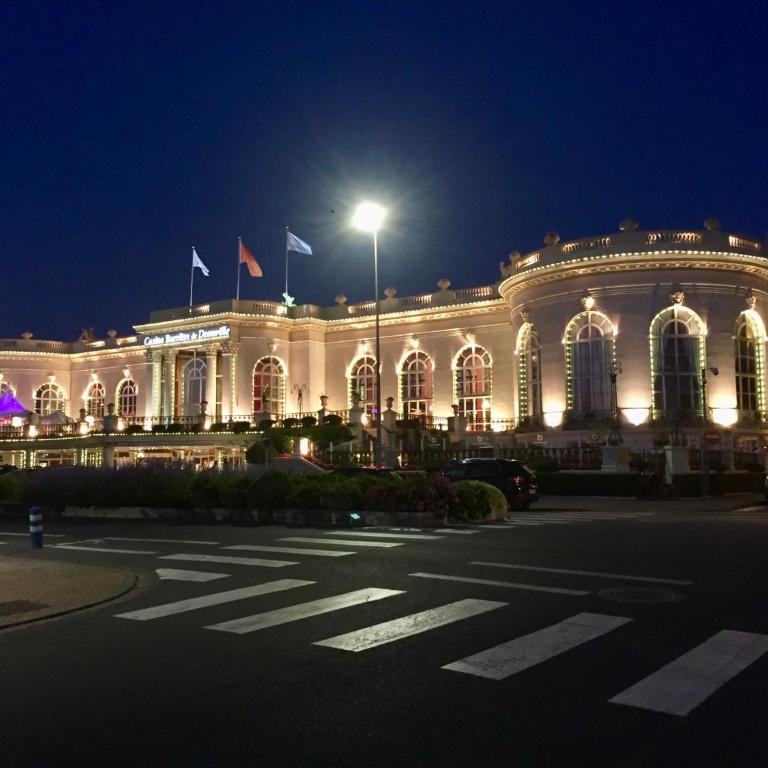 DEAUVILLE Centre - Triangle d'Or - 75m2 - Parking - Lits faits - 6 personnes - Appartement 2 Chambres avec Balcon - 32
