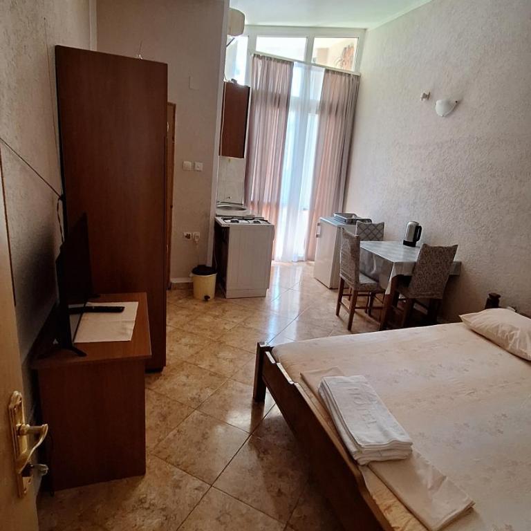 Ivanovic Family Studio Apartments - Studio with Balcony - 6