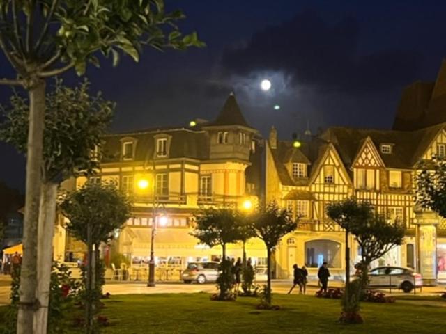 DEAUVILLE Centre - Triangle d'Or - 75m2 - Parking - Lits faits - 6 personnes - Appartement 2 Chambres avec Balcon - 49