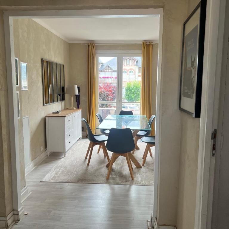 DEAUVILLE Centre - Triangle d'Or - 75m2 - Parking - Lits faits - 6 personnes - Appartement 2 Chambres avec Balcon - 43