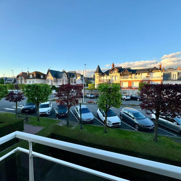 DEAUVILLE Centre - Triangle d'Or - 75m2 - Parking - Lits faits - 6 personnes - Appartement 2 Chambres avec Balcon - 5