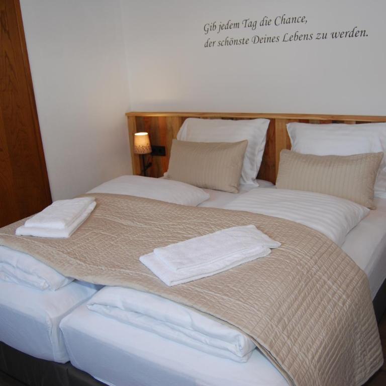 Gästehaus Pernull - Doppelzimmer mit Balkon - 11