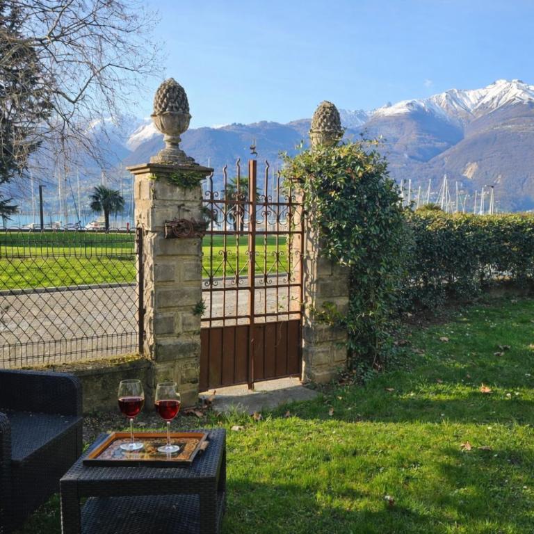 Villa Lago Groundfloor Lakefront Beach Garden Bike&Boat& Scooter Lake Como - Appartamento con 2 Camere da Letto - 1