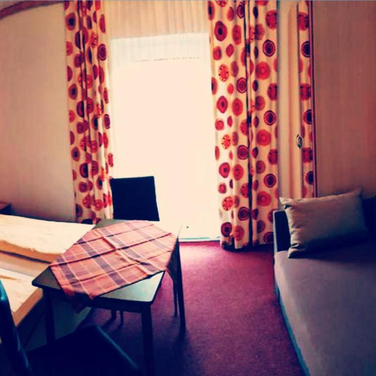 Hotel Pension Oswald - Dreibettzimmer mit Balkon - 1