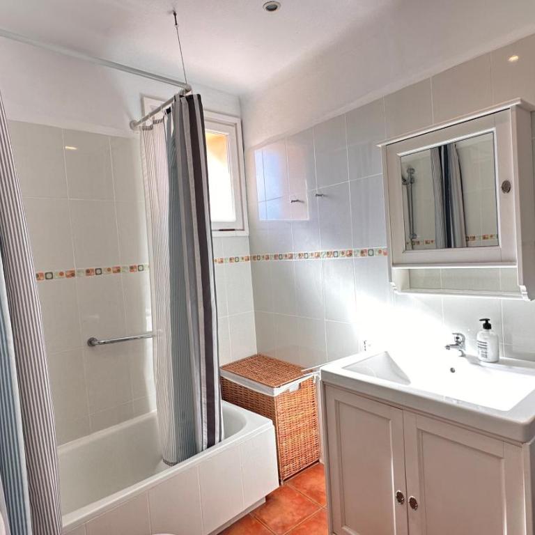 Apartamento con jardín a 11 metros de la playa. CG. - Apartamento - 83