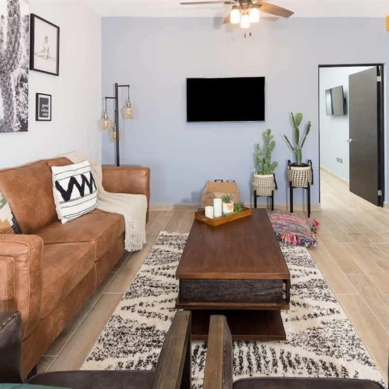 Contemporary In-Town Home with Pool Casa Cactus - Apartment - 2