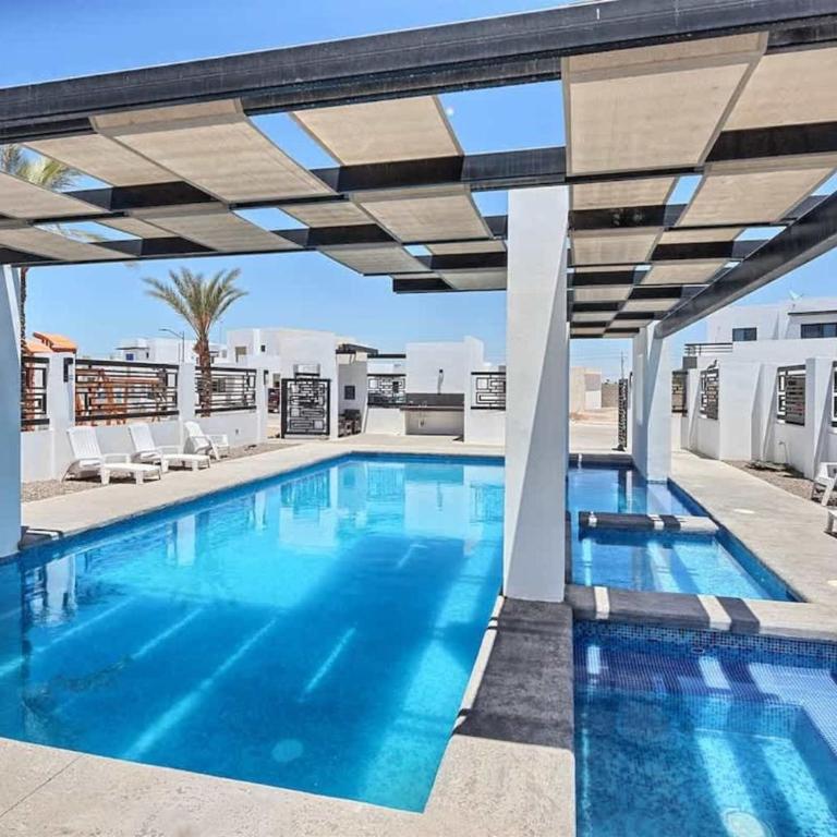 Contemporary In-Town Home with Pool Casa Cactus - Apartment - 1