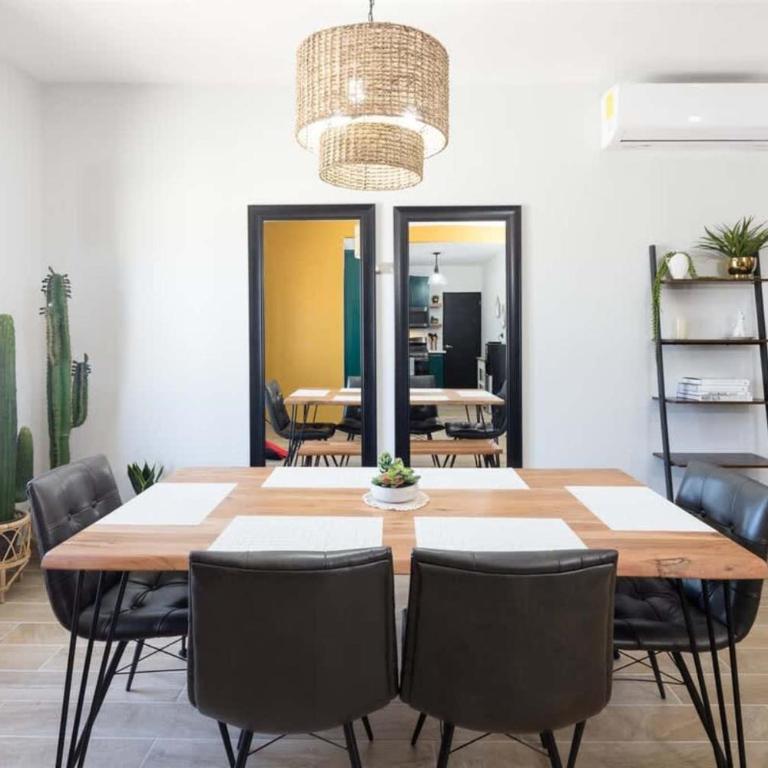 Contemporary In-Town Home with Pool Casa Cactus - Apartment - 7
