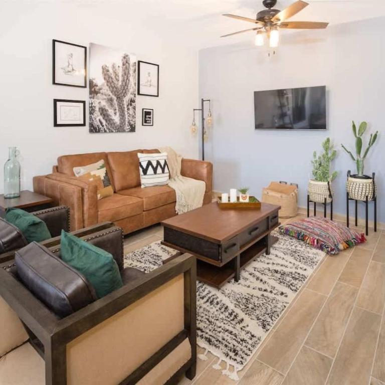 Contemporary In-Town Home with Pool Casa Cactus - Apartment - 8