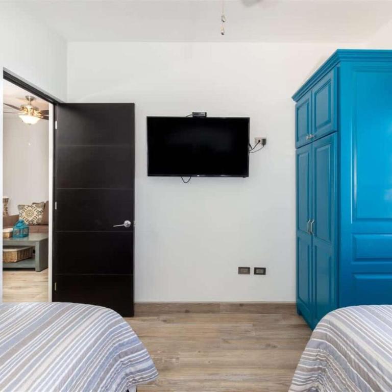 Contemporary In-Town Home with Pool Casa Llama - Apartment - 9