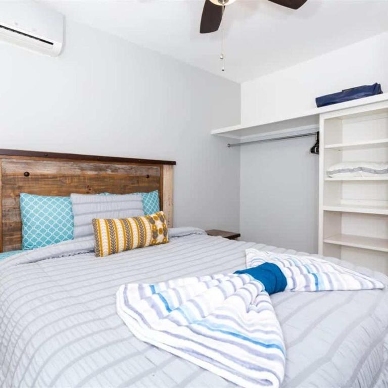 Contemporary In-Town Home with Pool Casa Llama - Apartment - 16