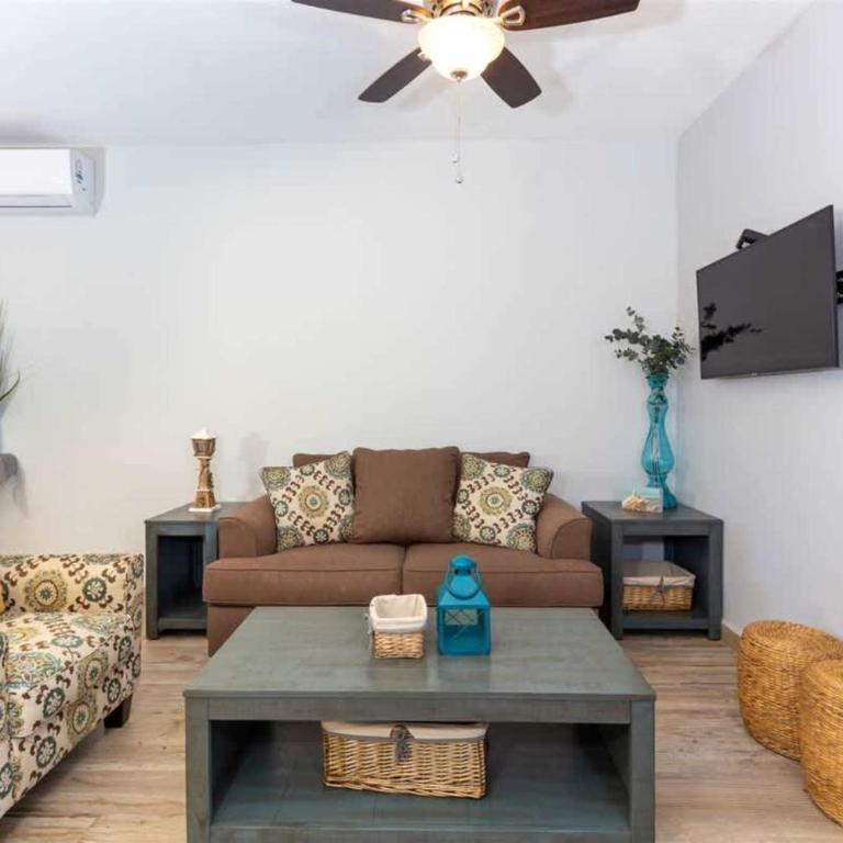 Contemporary In-Town Home with Pool Casa Llama - Apartment - 2