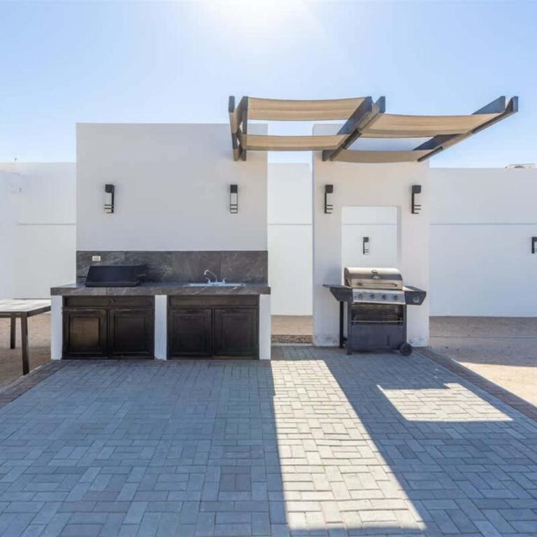 Contemporary In-Town Home with Pool Casa Llama - Apartment - 25