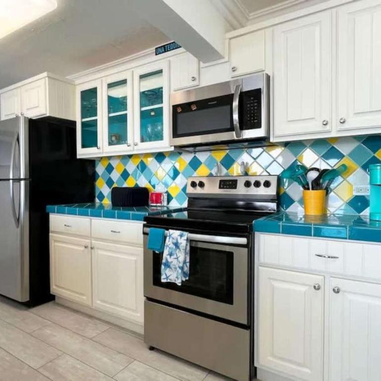 Cozy & Colorful Beachfront Condo Las Olas I 28 - Apartamento - 16