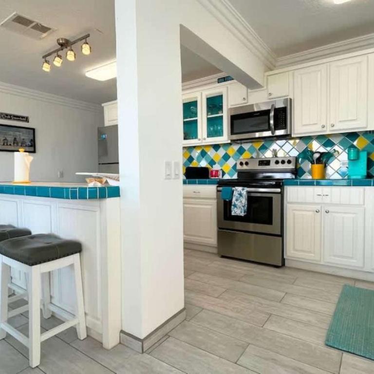 Cozy & Colorful Beachfront Condo Las Olas I 28 - Apartamento - 15