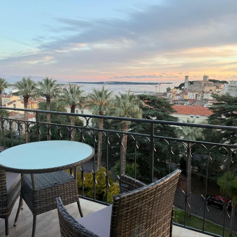 3BR Sea View Apartment Private Terrace Steps to Old Town & Palais - Appartement - 10