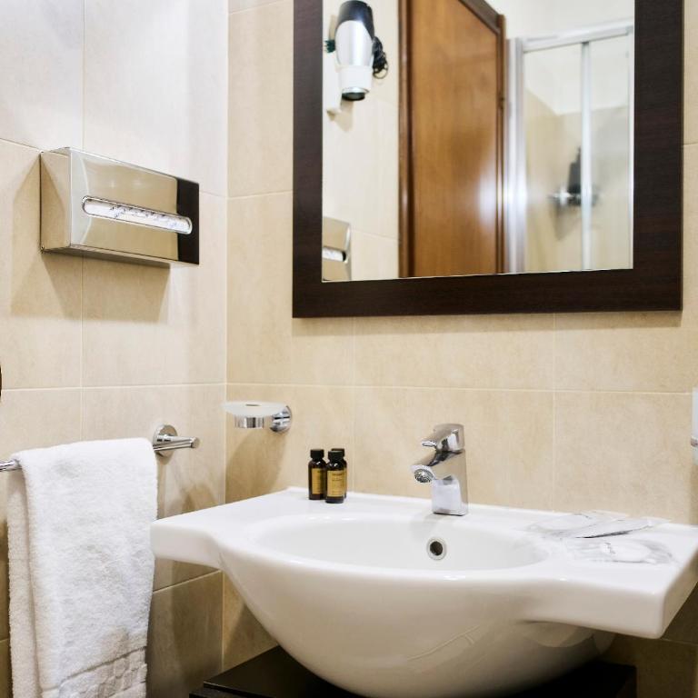 Albergo Residence Zara & Domus Lagosta - One-Bedroom Apartment with Garden View - 2