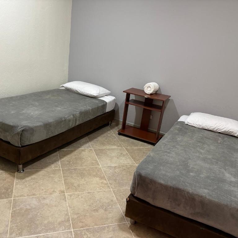 Hostal El Hangar - Twin Room - 1