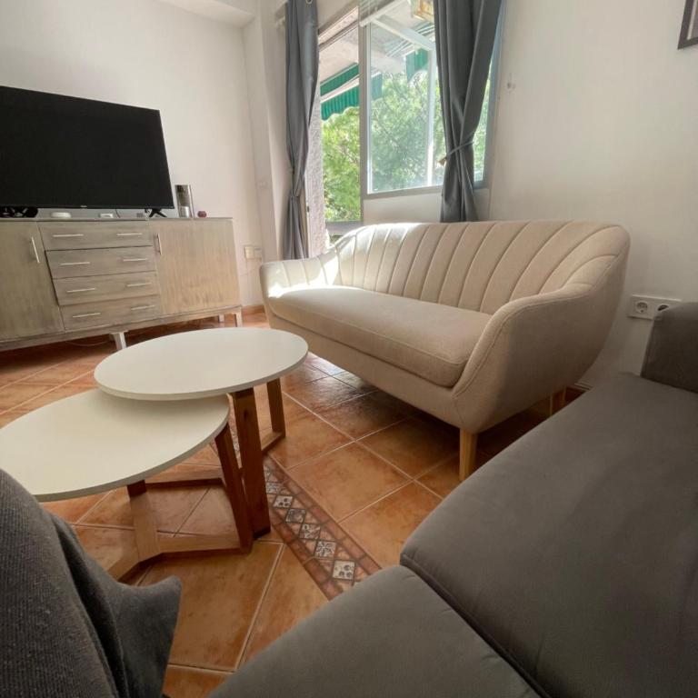 Beautiful 3 Bedrooms, 2 Baths, Balcony, Beach Apartment - Apartamento - 3