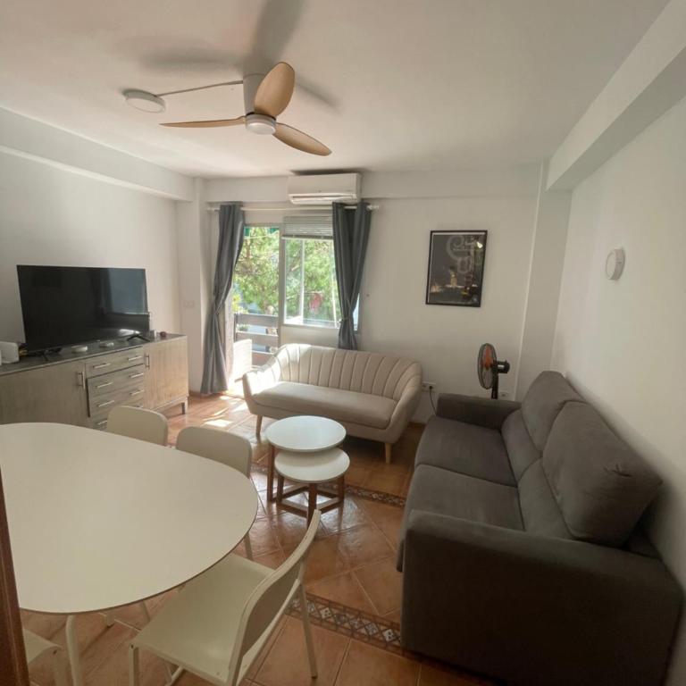 Beautiful 3 Bedrooms, 2 Baths, Balcony, Beach Apartment - Apartamento - 1