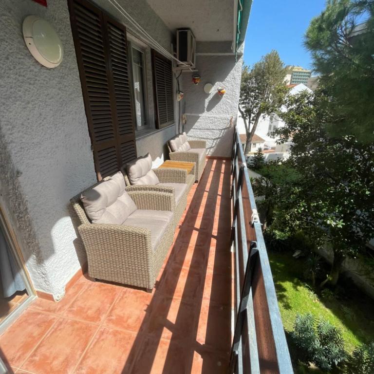 Beautiful 3 Bedrooms, 2 Baths, Balcony, Beach Apartment - Apartamento - 6