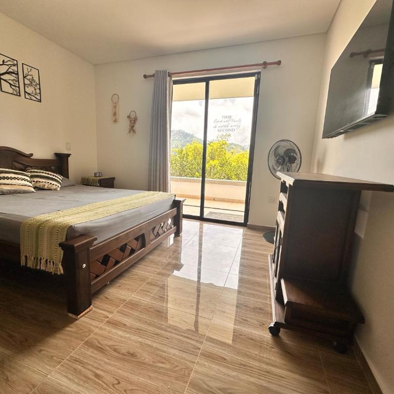 Finca Villa AlCon - Hostel - Family Room with Mountain View - 5
