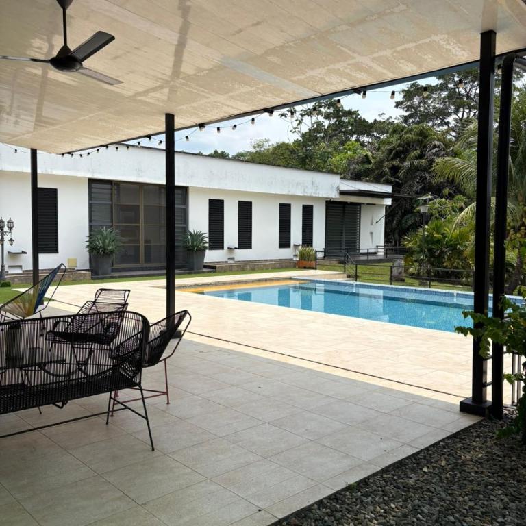 La Carolina - Four-Bedroom House - 8