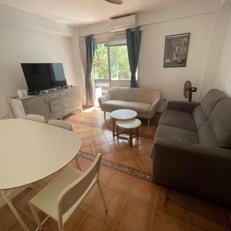 Beautiful 3 Bedrooms, 2 Baths, Balcony, Beach Apartment - Apartamento - 2