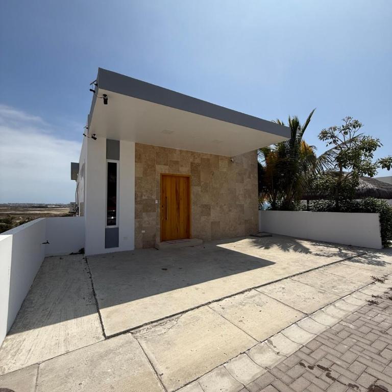 Lighthouse House on the Beach, Jacuzzi and 24-7 Security - Three-Bedroom House - 7