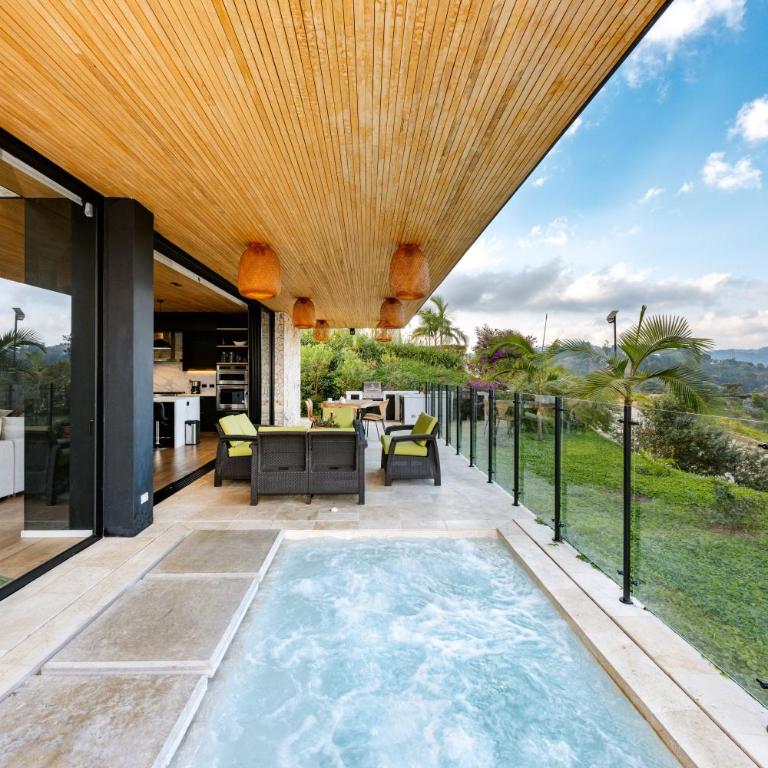 Villa al lado de la represa de Guatapé con jacuzzi y cancha de tennis privada - Casa de 4 dormitorios - 69