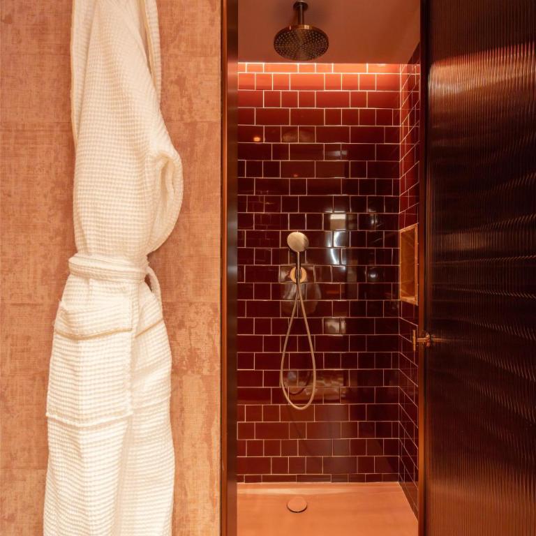 Hotel Palacio Bellas Artes San Sebastian, Curio Collection by Hilton - King Suite - Front Box - 2