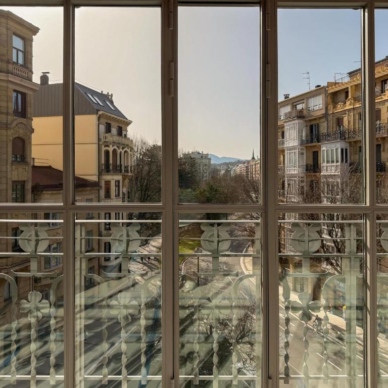 Hotel Palacio Bellas Artes San Sebastian, Curio Collection by Hilton - King Suite - Front Box - 5