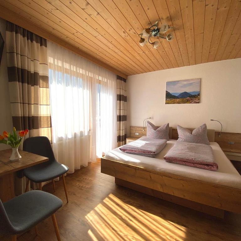 Gästehaus Alpina - Doppelzimmer mit Dusche - 2